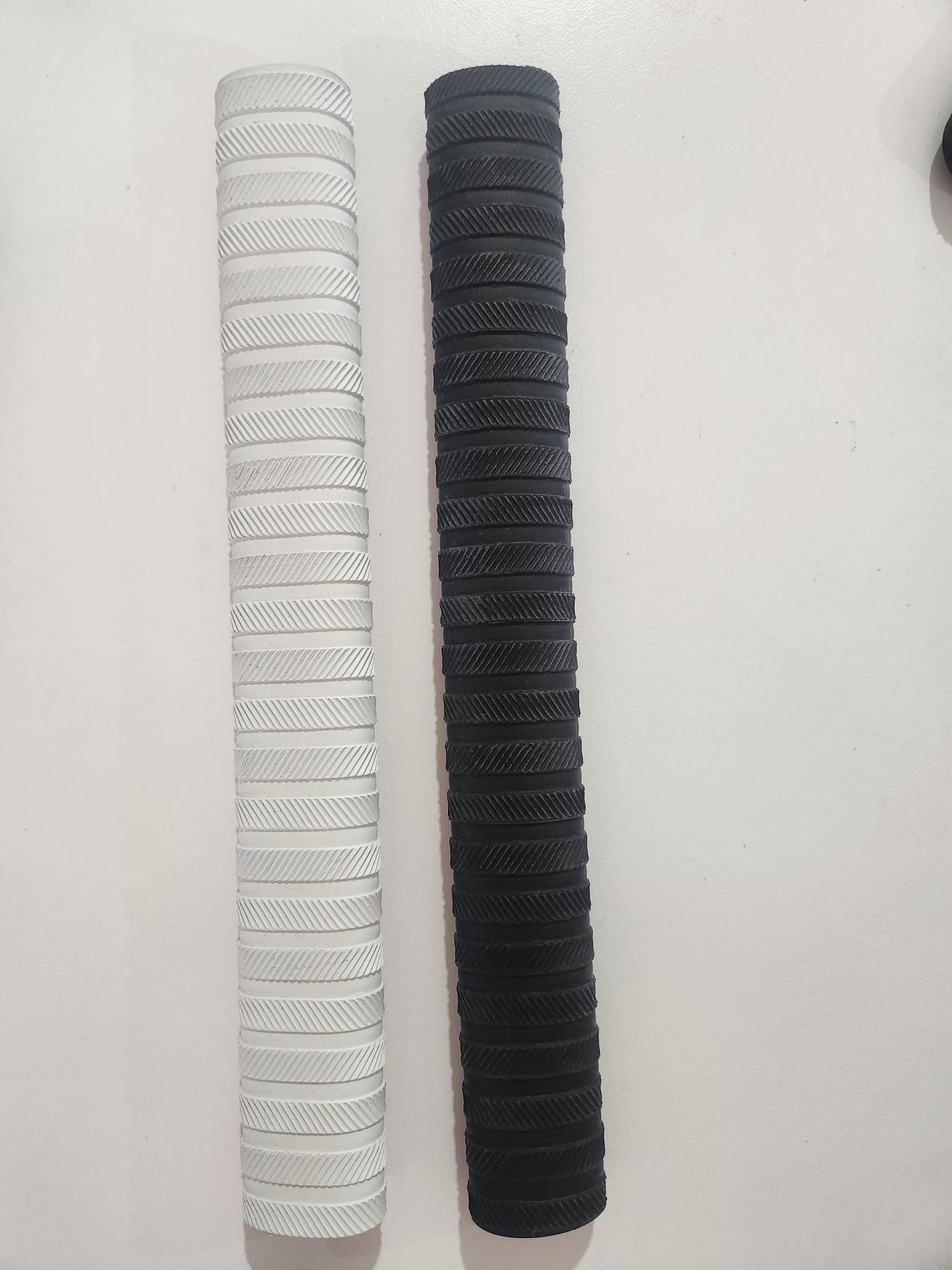 thumbnail image 2 of 5x RING CHEVRON Cricket Bat Grips – White – Australian Stock 2 of 5